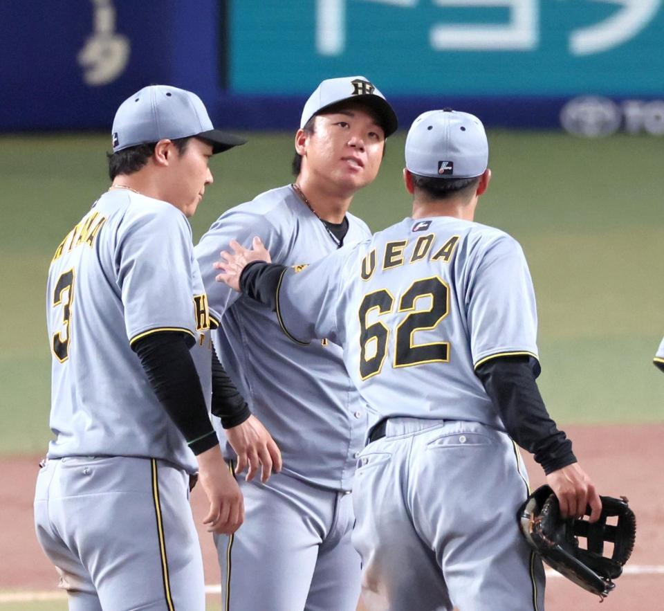 ７回、代打・大島の２点適時打で３点目を失って降板が決まり、悔しさをにじませる村上（撮影・立川洋一郎）