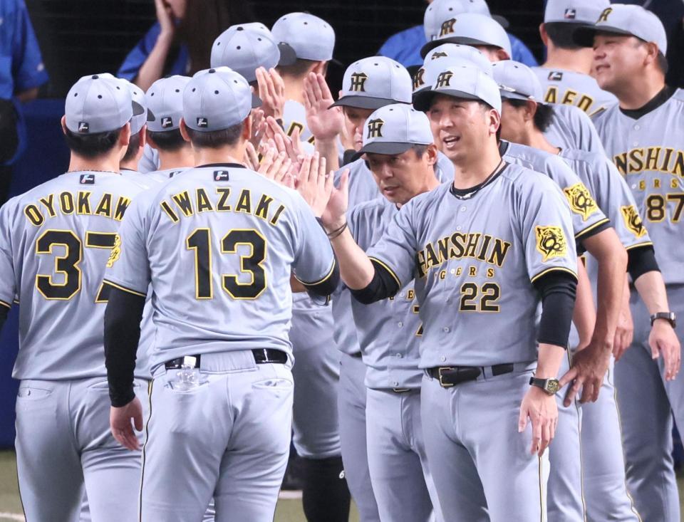 ナインと勝利のタッチを交わす藤川監督（２２）＝撮影・立川洋一郎