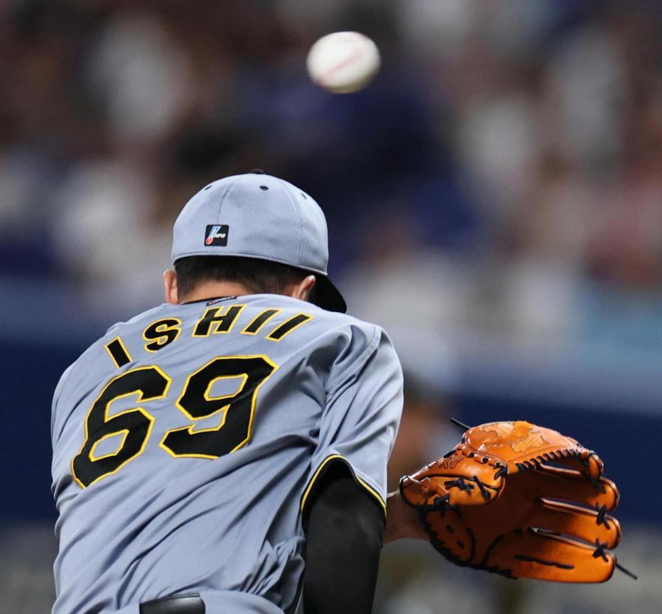 　９回、中日・石伊雄太の打球をよける石井（撮影・田中太一）