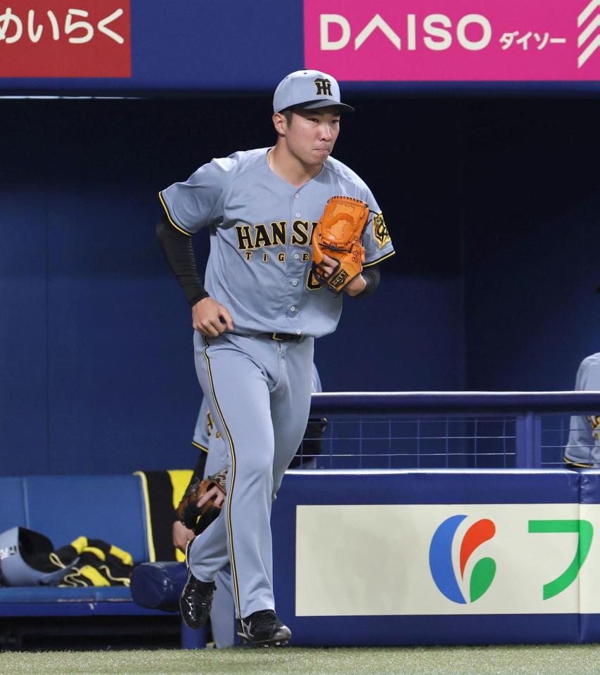 ９回、ベンチを飛び出しマウンドへ向かう石井（撮影・北村雅宏）