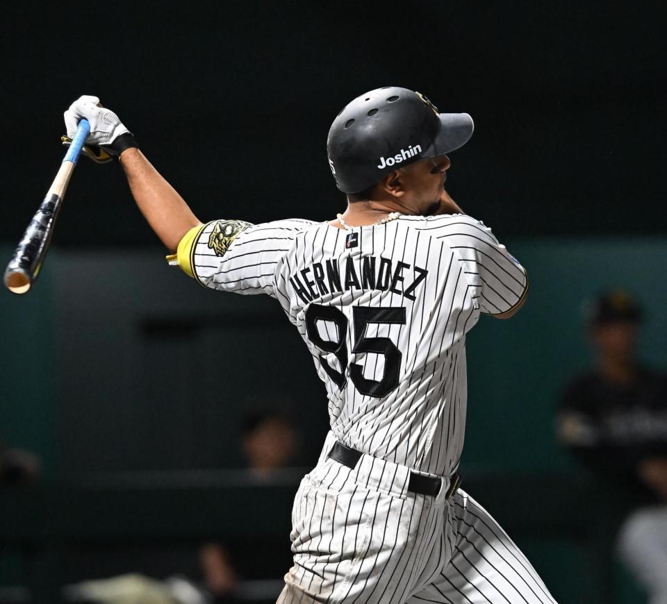 ６回無死、左前打を放つ阪神　ラモン・ヘルナンデス＝日鉄鋼板ＳＧＬスタジアム尼崎（撮影・西田忠信）