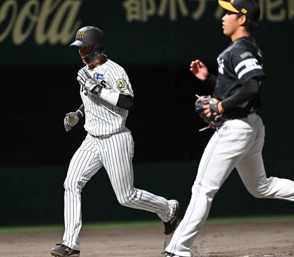 ５回、岩崎（右）の暴投で先制の生還を果たす山田（撮影・西田忠信）