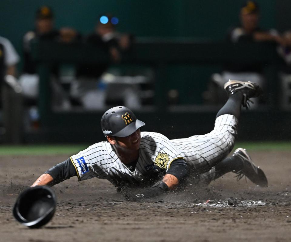 ５回、福島の打球で本塁を狙うもアウトになる井坪（撮影・西田忠信）