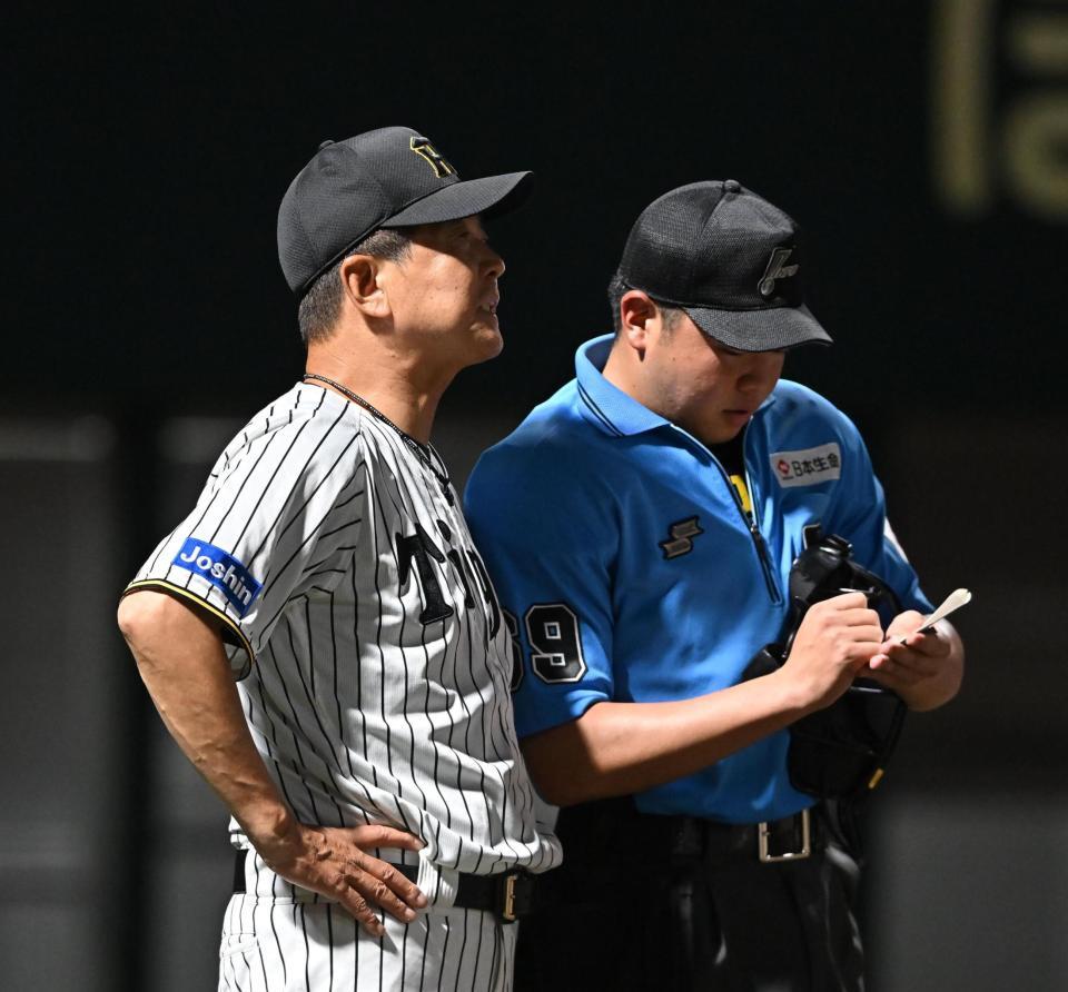 ８回を終え、選手交代を告げる平田２軍監督（撮影・西田忠信）