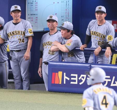 　３回、２ランを放った熊谷（４）に優しくほほ笑む藤川監督（中央左）＝撮影・立川洋一郎