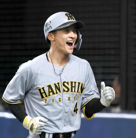 　３回、２ランを放った熊谷は喜びながらベンチへ走る（撮影・田中太一）