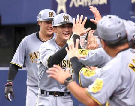 ３回、２ランを放った熊谷（左から２人目）はナインに迎えられる（撮影・田中太一）