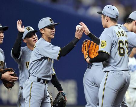 ９回、最後を締めた石井（右）にウイニングボールを手渡す熊谷（撮影・田中太一）