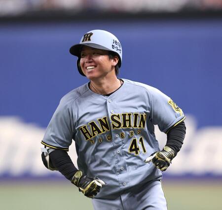 ２回、中日・田中幹也の失策で出塁し、笑顔を見せる阪神・村上頌樹＝バンテリンドームナゴヤ（撮影・北村雅宏）