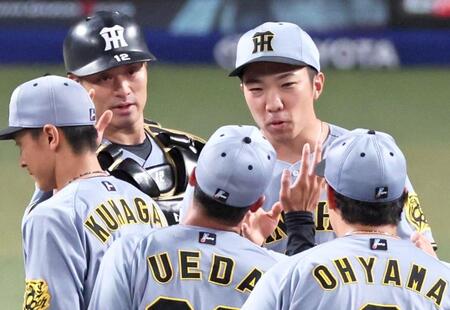 ９回裏を締めくくり勝利のタッチを交わす石井（右）＝撮影・立川洋一郎