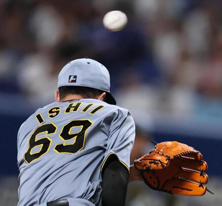 　９回、中日・石伊雄太の打球をよける石井（撮影・田中太一）