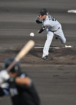 １回、柳田（手前）に投じる富田（撮影・西田忠信）