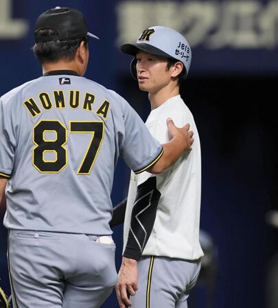 　野村コーチと話をする近本（撮影・田中太一）