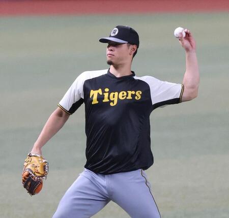 　左でキャッチボールする佐藤輝（撮影・北村雅宏）