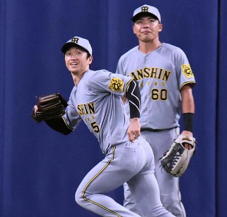 　シートノックでボールを追う近本。後方は小野寺（撮影・田中太一）