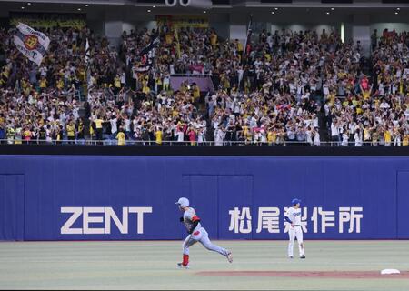 　３回、先制ソロを放ち、ダイヤモンドを回る中川（撮影・北村雅宏）