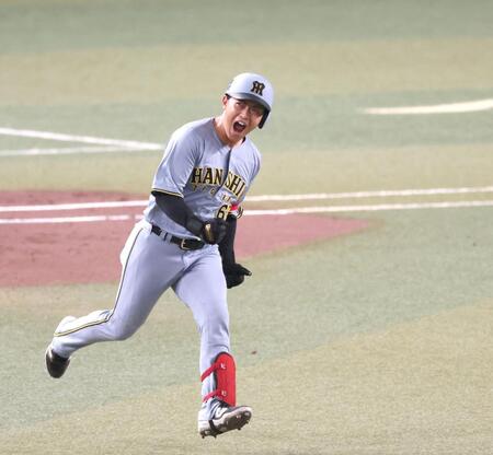 　３回、左中間スタンドへ先制ソロを放ち雄たけびを上げてダイヤモンドを回る中川（撮影・立川洋一郎）