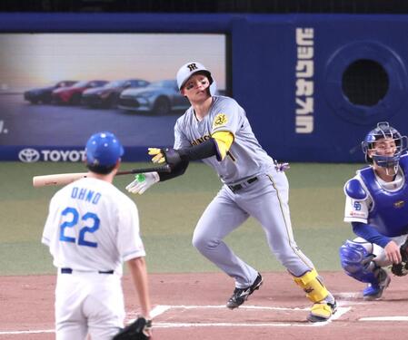 　６回、左翼スタンドへソロを放つ森下（撮影・立川洋一郎）