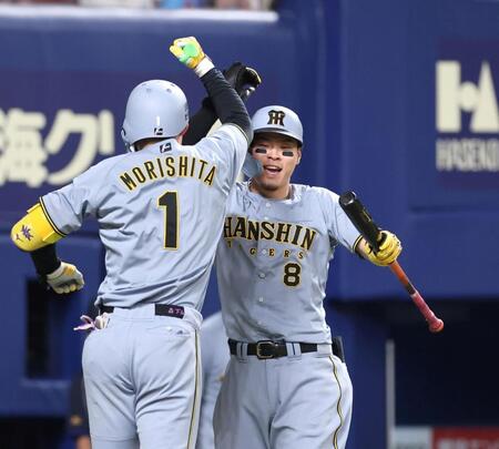 　６回、ソロを放った森下（１）を迎える佐藤輝（撮影・北村雅宏）