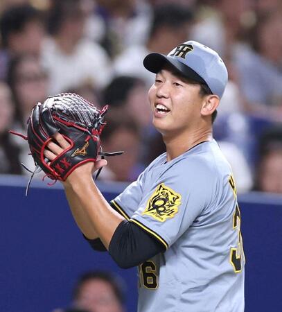 　７回、三者凡退に抑え、グラブをたたく畠（撮影・北村雅宏）