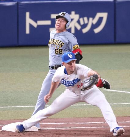 　８回、三ゴロを打ち懸命に一塁へ駆けるも併殺打に終わる中川（撮影・立川洋一郎）