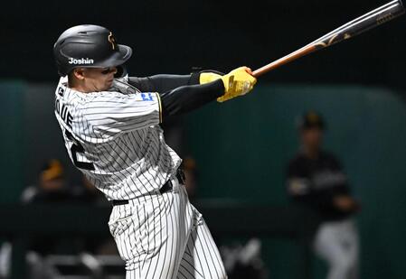 　７回、ソロを放つ井上（撮影・西田忠信）