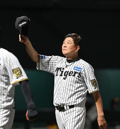 　勝利後、スタンドの声援に応える平田２軍監督（撮影・西田忠信）