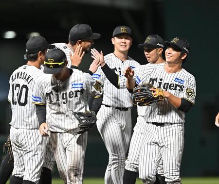 　勝利後、笑顔でタッチを交わす井坪（右）ら（撮影・西田忠信）