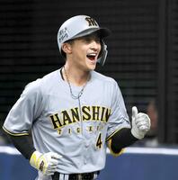 　３回、２ランを放った熊谷は喜びながらベンチへ走る（撮影・田中太一）