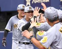 ３回、２ランを放った熊谷（左から２人目）はナインに迎えられる（撮影・田中太一）