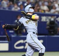 　３回、先制２ランを放つ佐藤輝（撮影・北村雅宏）