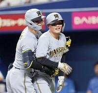 　３回、２ランを放った佐藤輝（左）は森下と喜び合う（撮影・田中太一）