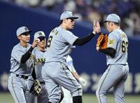 ９回、最後を締めた石井（右）とタッチを交わす佐藤輝（撮影・田中太一）