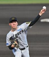 力投する先発の富田（撮影・西田忠信）