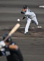 １回、柳田（手前）に投じる富田（撮影・西田忠信）