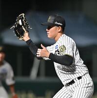 ５回、広瀬の打球を捕る富田（撮影・西田忠信）