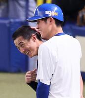 　上林（右）に頭をなでられ笑顔を見せる熊谷（撮影・立川洋一郎）