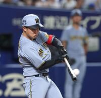 　３回、先制となるソロを放つ中川（撮影・北村雅宏）