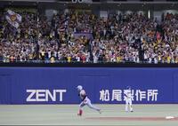 　３回、先制ソロを放ち、ダイヤモンドを回る中川（撮影・北村雅宏）