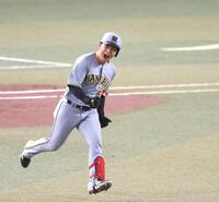 　３回、左中間スタンドへ先制ソロを放ち雄たけびを上げてダイヤモンドを回る中川（撮影・立川洋一郎）