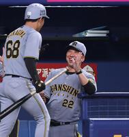 　３回、先制ソロを放った中川（６８）を迎える藤川監督（撮影・北村雅宏）