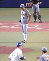 　５回、細川に勝ち越し３ランを浴びて肩を落とす伊藤将（撮影・立川洋一郎）
