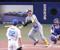 　６回、左翼スタンドへソロを放つ森下（撮影・立川洋一郎）