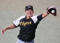 　キャッチボールで飛びついてキャッチする畠（撮影・立川洋一郎）