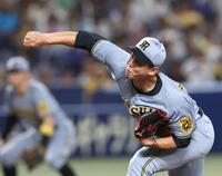 　７回から登板する畠（撮影・北村雅宏）