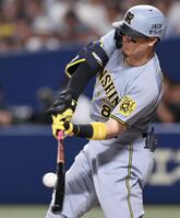 　８回、安打を放ち猛打賞とする佐藤輝（撮影・田中太一）