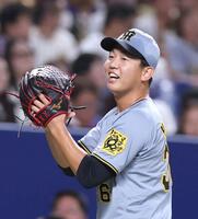 　７回、三者凡退に抑え、グラブをたたく畠（撮影・北村雅宏）