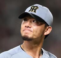 　５回、一挙４点を許した伊藤将は悔しさをにじませながらベンチへ戻る（撮影・田中太一）