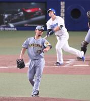 　５回、細川に勝ち越し３ランを浴びる伊藤将（撮影・立川洋一郎）