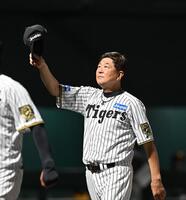 　勝利後、スタンドの声援に応える平田２軍監督（撮影・西田忠信）